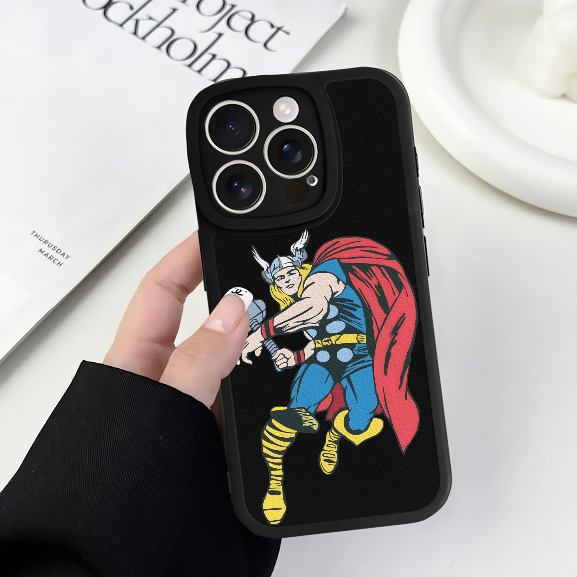 （画像用） アベンジャーズ The Avengers 【iPhone 16シリーズ対応】シリコンスマホケース（レザー調） 材質：シリコン